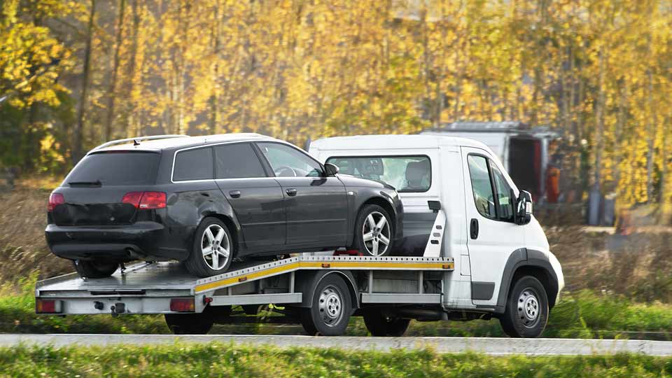 Ein Auto wird auf einem Abschleppwagen verladen und kostenlos bei Autoankauf Landshut abgeholt 